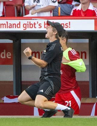 Fußball, Frauen, Saison 2024 2025, DFB-Pokal (2. Runde), 1. FC Union Berlin - RB Leipzig, Trainerin Ailien Poese (1. Frauen 1. FC Union), Jubel nach dem Abpfiff, 08.09. 2024, Copyright: xMatthiasxKochx