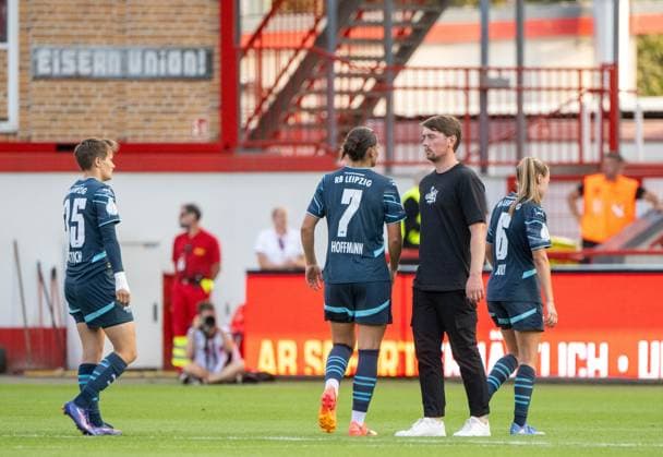 Fußball, Frauen, Saison 2024 2025, DFB-Pokal (2. Runde), 1. FC Union Berlin - RB Leipzig, v. l. Sarah Dittrich (RB Leipzig), Giovanna Hoffmann (RB Leipzig), Trainer Jonas Stephan (RB Leipzig), Lou-Ann Joly (RB Leipzig), Enttäuschung nach Abpfiff, 08.09. 2024, Copyright: xMatthiasxKochx