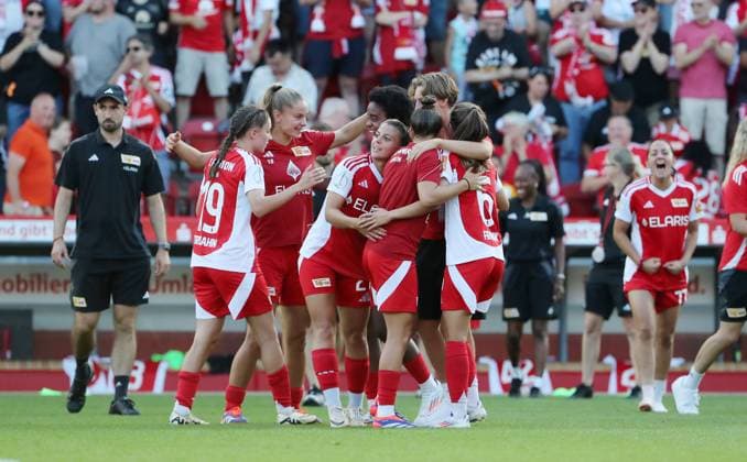 Unions Damen jubeln nach Spielende Freude Emotion Jubel Fußball Fussball Damen DFB Pokal 2.Runde Saison 2024 2025 08.09.2024 1.FC Union Berlin vs. RB Leipzig RBL DFL regulations prohibit any use of photographs as image sequences and or quasi-video