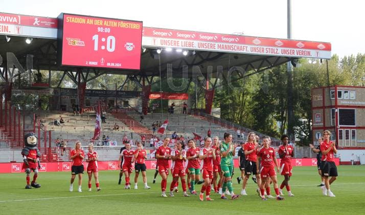 Unions Damen jubeln nach Spielende, Anzeigetafel mit Endergebnis 1:0 Freude Emotion Jubel Fußball Fussball Damen DFB Pokal 2.Runde Saison 2024 2025 08.09.2024 1.FC Union Berlin vs. RB Leipzig RBL DFL regulations prohibit any use of photographs as image sequences and or quasi-video