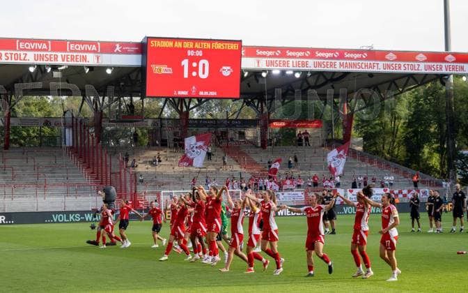 Fußball, Frauen, Saison 2024 2025, DFB-Pokal (2. Runde), 1. FC Union Berlin - RB Leipzig, Union-Jubel nach dem Abpfiff, Anzeigetafel mit 1:0-Endstand, 08.09. 2024, Copyright: xMatthiasxKochx