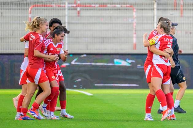 GER, Berlin, Fussball, 1. FC Union Berlin vs Rasenballsport Leipzig - DFB-Pokal, 2. Spieltag, Frauen, Bundesliga, DFB, Spielzeit 2024 2025, Alte Foersterei, Die Spielerinnen vom 1. FC Union siegen mit 1:0, Freude, Jubel, Sieg, bedanken sich bei Ihren Fans, DFB DFL REGULATIONS PROHIBIT ANY USE OF PHOTOGRAPHS AS IMAGE SEQUENCES AND OR QUASI-VIDEO, 08.09.2024, Copyright: HMBxMedia UwexKoch