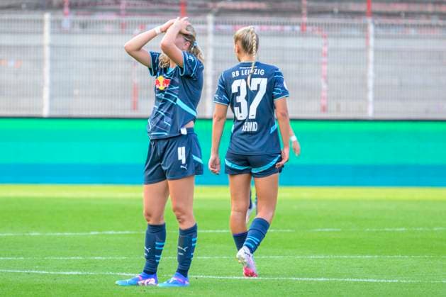 GER, Berlin, Fussball, 1. FC Union Berlin vs Rasenballsport Leipzig - DFB-Pokal, 2. Spieltag, Frauen, Bundesliga, DFB, Spielzeit 2024 2025, Alte Foersterei, Nina Raecke (RB Leipzig 04) und Schmid 37, nach verlorenem Spiel, traurig, deprimiert, sauer, DFB DFL REGULATIONS PROHIBIT ANY USE OF PHOTOGRAPHS AS IMAGE SEQUENCES AND OR QUASI-VIDEO, 08.09.2024, Copyright: HMBxMedia UwexKoch