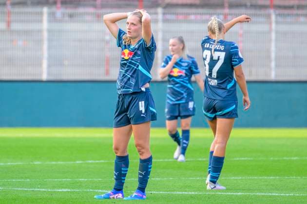 GER, Berlin, Fussball, 1. FC Union Berlin vs Rasenballsport Leipzig - DFB-Pokal, 2. Spieltag, Frauen, Bundesliga, DFB, Spielzeit 2024 2025, Alte Foersterei, Nina Raecke (RB Leipzig 04) und Schmid 37, nach verlorenem Spiel, traurig, deprimiert, sauer, DFB DFL REGULATIONS PROHIBIT ANY USE OF PHOTOGRAPHS AS IMAGE SEQUENCES AND OR QUASI-VIDEO, 08.09.2024, Copyright: HMBxMedia UwexKoch