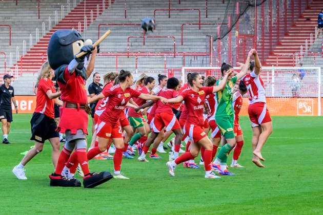 GER, Berlin, Fussball, 1. FC Union Berlin vs Rasenballsport Leipzig - DFB-Pokal, 2. Spieltag, Frauen, Bundesliga, DFB, Spielzeit 2024 2025, Alte Foersterei, Die Spielerinnen vom 1. FC Union siegen mit 1:0, Freude, Jubel, Sieg, bedanken sich bei Ihren Fans, DFB DFL REGULATIONS PROHIBIT ANY USE OF PHOTOGRAPHS AS IMAGE SEQUENCES AND OR QUASI-VIDEO, 08.09.2024, Copyright: HMBxMedia UwexKoch