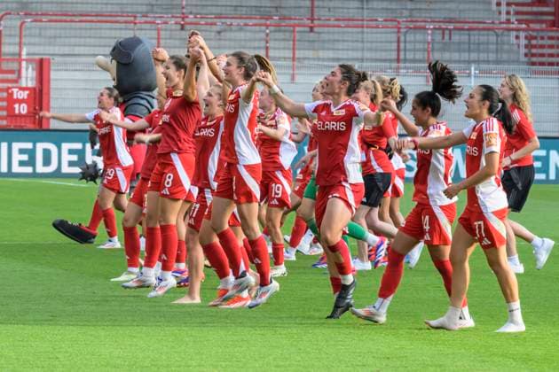 GER, Berlin, Fussball, 1. FC Union Berlin vs Rasenballsport Leipzig - DFB-Pokal, 2. Spieltag, Frauen, Bundesliga, DFB, Spielzeit 2024 2025, Alte Foersterei, Die Spielerinnen vom 1. FC Union siegen mit 1:0, Freude, Jubel, Sieg, bedanken sich bei Ihren Fans, DFB DFL REGULATIONS PROHIBIT ANY USE OF PHOTOGRAPHS AS IMAGE SEQUENCES AND OR QUASI-VIDEO, 08.09.2024, Copyright: HMBxMedia UwexKoch