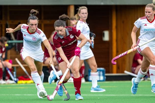 Sport Themen der Woche KW36 Sport Bilder des Tages Hockey, Damen, 1.Bundesliga, Bremen, Bremer HC vs. Muenchener SC 6-4 n.P. (3-3) 08.09.24, Zweikampf Maria Paz Lunghi (10 weiß BHC) im Zweikampf mit Philipp Bolle (MSC 3 rot) Bremen Oberneuland, Bremer Hockey-Club e.V. Freie Hansestadt Bremen Deutschland *** Field hockey, Women, 1 Bundesliga, Bremen, Bremer HC vs Muenchener SC 6 4 n P 3 3 08 09 24, duel Maria Paz Lunghi 10 white BHC in duel with Philipp Bolle MSC 3 red Bremen Oberneuland, Bremer Hockey Club e V Freie Hansestadt Bremen Germany BHC 1. Damen - MSC 6-4 8.9.24 LR-8033