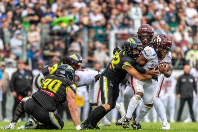 Bilder des Jahres 2024, Sport 09 September Sport Themen der Woche KW36 Sport Bilder des Tages Glen Toonga (Rhein Fire, 17) läuft mit dem Ball, Luis Bach (Stuttgart Surge, 32) tacklet ihn, Luis Bach (Stuttgart Surge, 32)Stuttgart Surge vs Rhein Fire, American Football, ELF, Semi-Finals, Season 2024, 08.09.2024, Stuttgart GAZI Stadion Deutschland *** Glen Toonga Rhein Fire, 17 runs with the ball, Luis Bach Stuttgart Surge, 32 tackles him, Luis Bach Stuttgart Surge, 32 Stuttgart Surge vs Rhein Fire, American Football, ELF, Semi Finals, Season 2024, 08 09 2024, Stuttgart GAZI Stadium Germany Copyright: xFootxBowl JUSTxSHOTSx