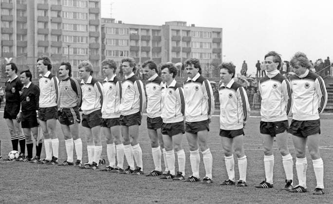 30.04.85 U21, U 21 CSSR - U21 Deutschland Tschecheslowakei, Prag, 30.04.1985, Fussball, U21 CSSR - U21 Deutschland: Team Mannschaft Kader Deutschland v.l. Wolfgang Funkel, Raimond Aumann, Hans Georg Dreßen, Martin Kree, Ingo Anderbrügge, Dietmar Roth, Uwe Haas, Christian Hochstätter, Ludwig Kögl, Armin Kraaz, Jürgen Klinsmann. *** 30 04 85 U21 CSSR U21 Germany Czechoslovakia, Prague, 30 04 1985, Soccer, U21 CSSR U21 Germany Team Team Germany f l Wolfgang Funkel, Raimond Aumann, Hans Georg Dreßen, Martin Kree, Ingo Anderbrügge, Dietmar Roth, Uwe Haas, Christian Hochstätter, Ludwig Kögl, Armin Kraaz, Jürgen Klinsmann