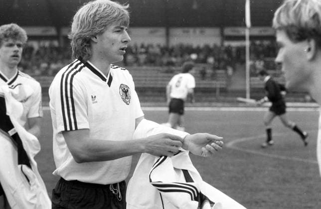 30.04.85 U21, U 21 CSSR - U21 Deutschland Tschecheslowakei, Prag, 30.04.1985, Fussball, U21 CSSR - U21 Deutschland: Jürgen Klinsmann (Deutschland). *** 30 04 85 U21 CSSR U21 Germany Czechoslovakia, Prague, 30 04 1985, Football, U21 CSSR U21 Germany Jürgen Klinsmann Germany