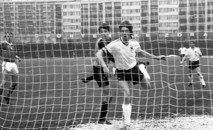 30.04.85 U21, U 21 CSSR - U21 Deutschland Tschecheslowakei, Prag, 30.04.1985, Fussball, U21 CSSR - U21 Deutschland: Wolfgang Funkel (Deutschland). *** 30 04 85 U21 CSSR U21 Germany Czechoslovakia, Prague, 30 04 1985, Football, U21 CSSR U21 Germany Wolfgang Funkel Germany