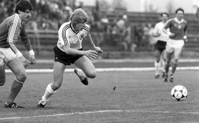 30.04.85 U21, U 21 CSSR - U21 Deutschland Tschecheslowakei, Prag, 30.04.1985, Fussball, U21 CSSR - U21 Deutschland: Jürgen Klinsmann (Deutschland). *** 30 04 85 U21 CSSR U21 Germany Czechoslovakia, Prague, 30 04 1985, Football, U21 CSSR U21 Germany Jürgen Klinsmann Germany