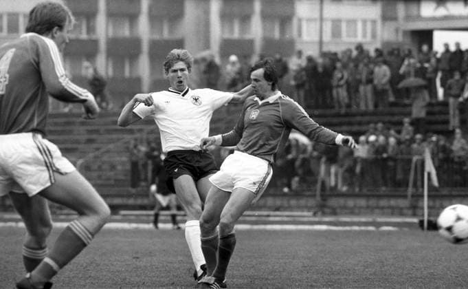 30.04.85 U21, U 21 CSSR - U21 Deutschland Tschecheslowakei, Prag, 30.04.1985, Fussball, U21 CSSR - U21 Deutschland: v.l. Ingo Anderbrügge (Deutschland), Frantisek Straka (CSSR). *** 30 04 85 U21 CSSR U21 Germany Czechoslovakia, Prague, 30 04 1985, Football, U21 CSSR U21 Germany v l Ingo Anderbrügge Germany , Frantisek Straka CSSR