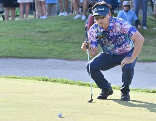 JENNINGS, MO - SEPTEMBER 08: Golfer Y.E. Yang lines up his putt on the 18 green during a one-hole playoff during the final round of the Ascension Charity Classic on September 08, 2024, at Norwood Hills Country Club in Jennings, MO. (Photo by Keith Gillett Icon Sportswire) GOLF: SEP 08 PGA, Golf Herren TOUR Champions Ascension Charity Classic EDITORIAL USE ONLY Icon240908543