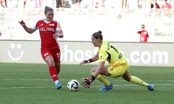 Dina Orschmann, Torwart Elvira Herzog Zweikampf Spielszene Aktion Fußball Fussball Damen DFB Pokal 2.Runde Saison 2024 2025 08.09.2024 1.FC Union Berlin vs. RB Leipzig RBL DFL regulations prohibit any use of photographs as image sequences and or quasi-video