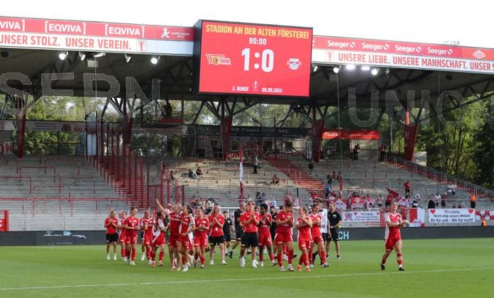 Unions Damen jubeln nach Spielende, feiern 1:0 Sieg, Anzeigetafel mit Endergebnis 1:0 Freude Emotion Jubel Fußball Fussball Damen DFB Pokal 2.Runde Saison 2024 2025 08.09.2024 1.FC Union Berlin vs. RB Leipzig RBL DFL regulations prohibit any use of photographs as image sequences and or quasi-video