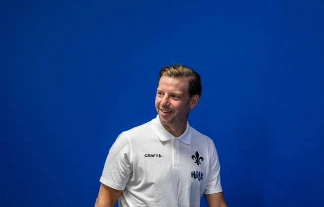 09.09.2024, xfux, Fussball 2.Bundesliga, SV Darmstadt 98 - Pressekonferenz Vorstellung von Trainer Florian Kohfeldt, emspor, v.l. Trainer Florian Kohfeldt (SV Darmstadt 98) (DFL DFB REGULATIONS PROHIBIT ANY USE OF PHOTOGRAPHS as IMAGE SEQUENCES and or QUASI-VIDEO. Eine Lizenzierung des Lichtbildwerkes an und oder durch den SV Darmstadt 1898 e.V. sowie Tochterunternehmen ist nicht gestattet. No release of or sale to SV Darmstadt 1898 e.V.)) Darmstadt