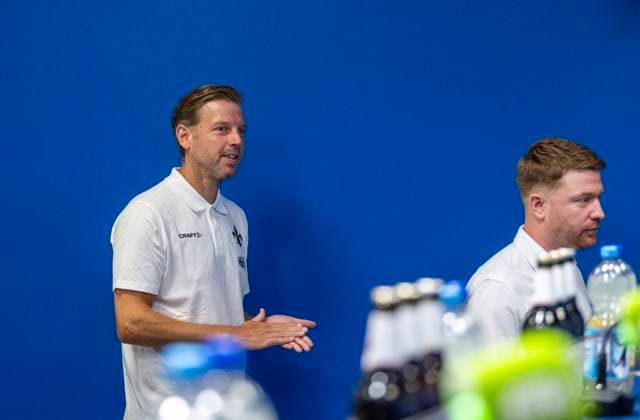 09.09.2024, xfux, Fussball 2.Bundesliga, SV Darmstadt 98 - Pressekonferenz Vorstellung von Trainer Florian Kohfeldt, emspor, v.l. Trainer Florian Kohfeldt (SV Darmstadt 98), Sportlicher Leiter Sportdirektor Paul Fernie (SV Darmstadt 98) (DFL DFB REGULATIONS PROHIBIT ANY USE OF PHOTOGRAPHS as IMAGE SEQUENCES and or QUASI-VIDEO. Eine Lizenzierung des Lichtbildwerkes an und oder durch den SV Darmstadt 1898 e.V. sowie Tochterunternehmen ist nicht gestattet. No release of or sale to SV Darmstadt 1898 e.V.)) Darmstadt