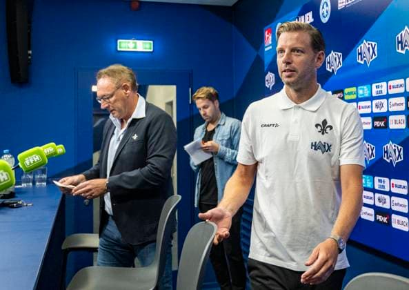 09.09.2024, xfux, Fussball 2.Bundesliga, SV Darmstadt 98 - Pressekonferenz Vorstellung von Trainer Florian Kohfeldt, emspor, v.l. Präsident Praesident Klaus Ruediger Rüdiger Fritsch (SV Darmstadt 98), Pressesprecher Jan Bergholz (SV Darmstadt 98), Trainer Florian Kohfeldt (SV Darmstadt 98) (DFL DFB REGULATIONS PROHIBIT ANY USE OF PHOTOGRAPHS as IMAGE SEQUENCES and or QUASI-VIDEO. Eine Lizenzierung des Lichtbildwerkes an und oder durch den SV Darmstadt 1898 e.V. sowie Tochterunternehmen ist nicht gestattet. No release of or sale to SV Darmstadt 1898 e.V.)) Darmstadt