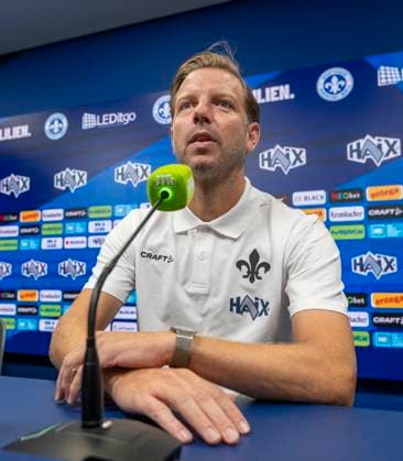 09.09.2024, xfux, Fussball 2.Bundesliga, SV Darmstadt 98 - Pressekonferenz Vorstellung von Trainer Florian Kohfeldt, emspor, v.l. Trainer Florian Kohfeldt (SV Darmstadt 98) (DFL DFB REGULATIONS PROHIBIT ANY USE OF PHOTOGRAPHS as IMAGE SEQUENCES and or QUASI-VIDEO. Eine Lizenzierung des Lichtbildwerkes an und oder durch den SV Darmstadt 1898 e.V. sowie Tochterunternehmen ist nicht gestattet. No release of or sale to SV Darmstadt 1898 e.V.)) Darmstadt