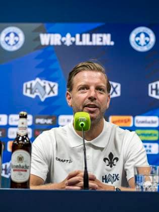 Sport Bilder des Tages 09.09.2024, xfux, Fussball 2.Bundesliga, SV Darmstadt 98 - Pressekonferenz Vorstellung von Trainer Florian Kohfeldt, emspor, v.l. Trainer Florian Kohfeldt (SV Darmstadt 98) (DFL DFB REGULATIONS PROHIBIT ANY USE OF PHOTOGRAPHS as IMAGE SEQUENCES and or QUASI-VIDEO. Eine Lizenzierung des Lichtbildwerkes an und oder durch den SV Darmstadt 1898 e.V. sowie Tochterunternehmen ist nicht gestattet. No release of or sale to SV Darmstadt 1898 e.V.)) Darmstadt