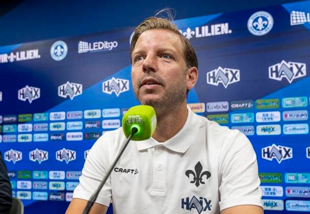 09.09.2024, xfux, Fussball 2.Bundesliga, SV Darmstadt 98 - Pressekonferenz Vorstellung von Trainer Florian Kohfeldt, emspor, v.l. Trainer Florian Kohfeldt (SV Darmstadt 98) (DFL DFB REGULATIONS PROHIBIT ANY USE OF PHOTOGRAPHS as IMAGE SEQUENCES and or QUASI-VIDEO. Eine Lizenzierung des Lichtbildwerkes an und oder durch den SV Darmstadt 1898 e.V. sowie Tochterunternehmen ist nicht gestattet. No release of or sale to SV Darmstadt 1898 e.V.)) Darmstadt