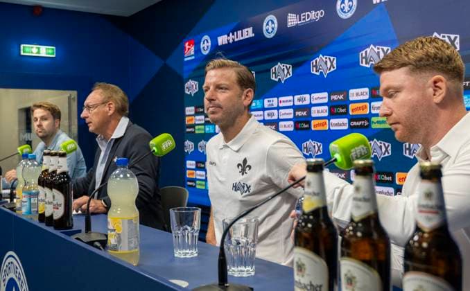 09.09.2024, xfux, Fussball 2.Bundesliga, SV Darmstadt 98 - Pressekonferenz Vorstellung von Trainer Florian Kohfeldt, emspor, v.l. Pressesprecher Jan Bergholz (SV Darmstadt 98), Präsident Praesident Klaus Ruediger Rüdiger Fritsch (SV Darmstadt 98), Trainer Florian Kohfeldt (SV Darmstadt 98), Sportlicher Leiter Sportdirektor Paul Fernie (SV Darmstadt 98) (DFL DFB REGULATIONS PROHIBIT ANY USE OF PHOTOGRAPHS as IMAGE SEQUENCES and or QUASI-VIDEO. Eine Lizenzierung des Lichtbildwerkes an und oder durch den SV Darmstadt 1898 e.V. sowie Tochterunternehmen ist nicht gestattet. No release of or sale to SV Darmstadt 1898 e.V.)) Darmstadt