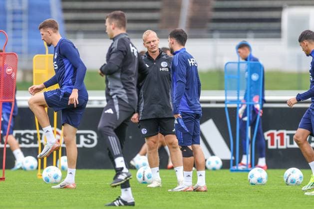 09.09.2024, Fussball, Saison 2024 2025, 2. Bundesliga, Training FC Schalke 04, v. l. Cheftrainer Karel Geraerts (FC Schalke 04), Mehmet Can Aydin (FC Schalke 04) Gelsenkirchen NRW Deutschland xRHR-FOTO TRx *** 09 09 2024, Football, Season 2024 2025, 2 Bundesliga, Training FC Schalke 04, f l Head Coach Karel Geraerts FC Schalke 04 , Mehmet Can Aydin FC Schalke 04 Gelsenkirchen NRW Germany xRHR PHOTO TRx Copyright: TimxRehbein RHR-FOTOx RHR-FOTO TR