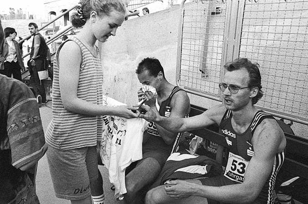 LAC Sachsenmeeting 1995 25.05.1995, Chemnitz, Stadion Sportforum, Reichenhainer Straße, 6. Sachsenmeeting des LAC Chemnitz, Leichtathletik, Thomas Schönlebe gibt Autogramm *** LAC Sachsenmeeting 1995 25 05 1995, Chemnitz, Stadion Sportforum, Reichenhainer Straße, 6 Sachsenmeeting of the LAC Chemnitz, athletics, Thomas Schönlebe signs autographs