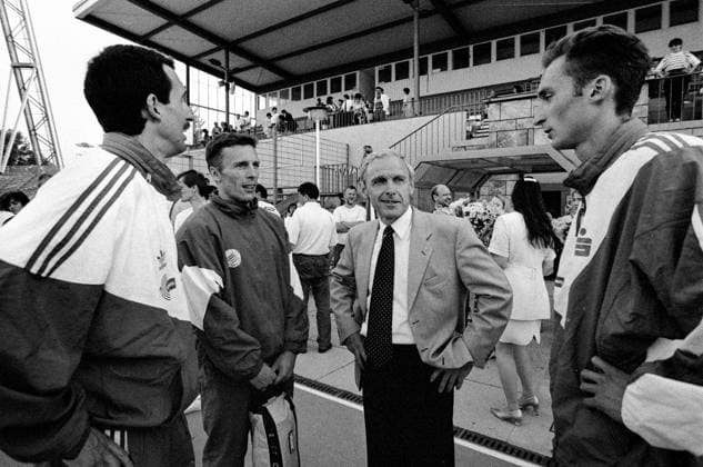 LAC Sachsenmeeting 1995 25.05.1995, Chemnitz, Stadion Sportforum, Reichenhainer Straße, 6. Sachsenmeeting des LAC Chemnitz, Leichtathletik, OB Dr. Peter Seifert im Gespräch mit Sportlern *** LAC Sachsenmeeting 1995 25 05 1995, Chemnitz, Stadium Sportforum, Reichenhainer Straße, 6 Sachsenmeeting of the LAC Chemnitz, Athletics, Mayor Dr. Peter Seifert in conversation with athletes