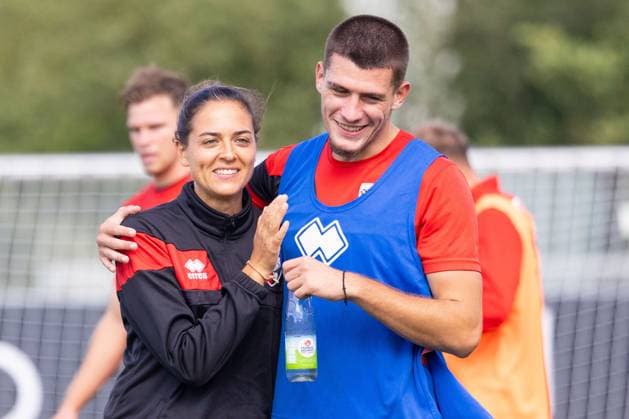 Sport Bilder des Tages Ingolstadt, Deutschland 09. September 2024: 3. Liga - 2024 2025 - Training FC Ingolstadt 04 Im Bild: v.li. Trainer Sabrina Wittmann (FCI) und Mladen Cvjettinovic (FCI) lächelnd auf dem Spielfeld. Trainingsgelände Bayern Copyright: xFotostandx xSchaeferx