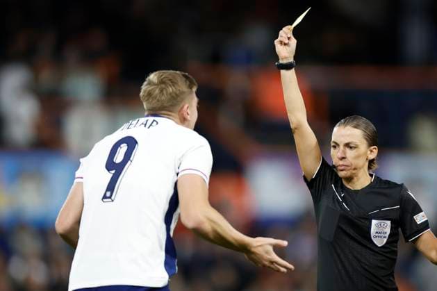 England v Austria - U21, U 21 International Friendly, Länderspiel, Nationalmannschaft Referee Stephanie Frappart shows Yellow card and books Liam Delap of England during the U21 international friendly match between England and Austria at Kenilworth Road on September 9, 2024 in Luton, England. Luton Kenilworth Road England United Kingdom Copyright: xNigelxFrench Sportsphoto APLx 14047372