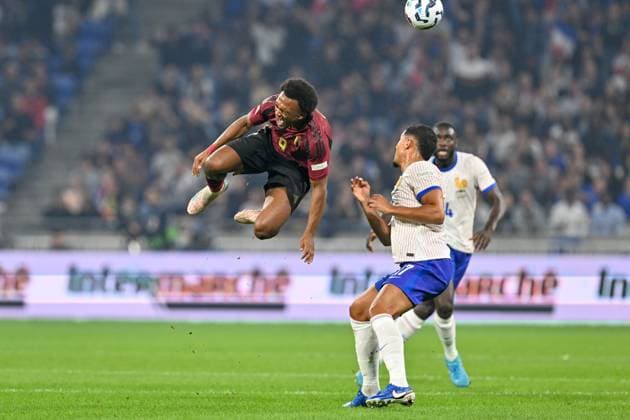 Sport Bilder des Tages 240909 UEFA NATIONS LEAGUE A2 - D2 FRANCE VS BELGIUM Lois Openda (9) of Belgium fighting for the ball with William Saliba (17) of France during a soccer game between the national teams of France, called les Bleus and Belgium, called the Red Devils in the Second game in group A2 in the UEFA Nations League , on Monday 9 September 2024 in Lyon , France . photo isosport David Catry LYON FRANCE  Copyright: xx 479933