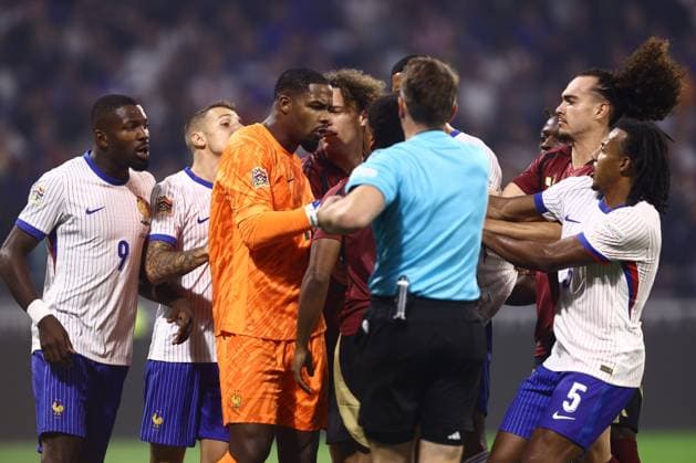 Sport Bilder des Tages France v Belgium - UEFA Nations League LYON, FRANCE - SEPTEMBER 09 : discussion between Thuram Marcus forward of France, Openda Lois forward of Belgium and Digne Lucas defender of France during the UEFA Nations League match in group A2 between France and Belgium on September 9, 2024 in Lyon, France, 09 09 2024 Lyon France  Copyright: xTomasxSiskx