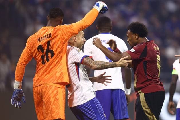 France v Belgium - UEFA Nations League LYON, FRANCE - SEPTEMBER 09 : discussion between Thuram Marcus forward of France, Openda Lois forward of Belgium and Digne Lucas defender of France during the UEFA Nations League match in group A2 between France and Belgium on September 9, 2024 in Lyon, France, 09 09 2024 Lyon France  Copyright: xTomasxSiskx
