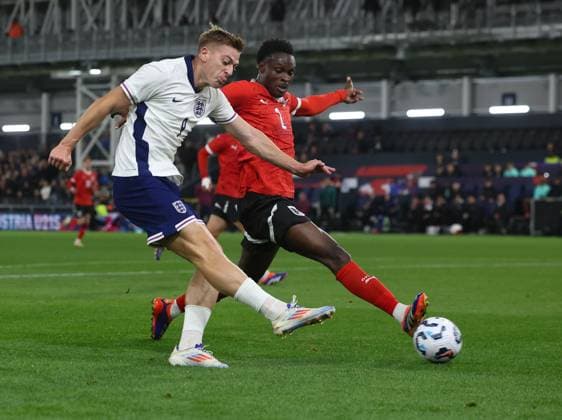 England Under 21 v Austria Under 21 International Friendly, Länderspiel, Nationalmannschaft Liam Delap of England Under 21 shoots at goal during the International Friendly match at Kenilworth Road, Luton UK Newspapers OUT Copyright: xAndyxSumnerx FIL-20592-0043