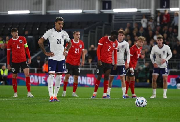 England Under 21 v Austria Under 21 International Friendly, Länderspiel, Nationalmannschaft Morgan Rogers of England Under 21 lines up his penalty klick during the International Friendly match at Kenilworth Road, Luton UK Newspapers OUT Copyright: xAndyxSumnerx FIL-20592-0044