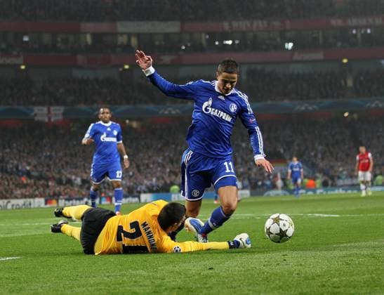 Soccer 2012: Arsenal v Schalke OCT 24 Oct. 24, 2012 - London, United Kingdom - Schalke s Ibrahim Afellay gets booked for diving over Arsenal s Vito Mannone ..Arsenal v Schalke - Champions League Group Match - The Emirates Stadium, London- 24 10 12 - Picture David Klein Sportimage London United Kingdom EDITORIAL USE ONLY Copyright: xx ZUMA-20121024_zaf_si1_005.jpg DavidxKleinx csmphoto661666
