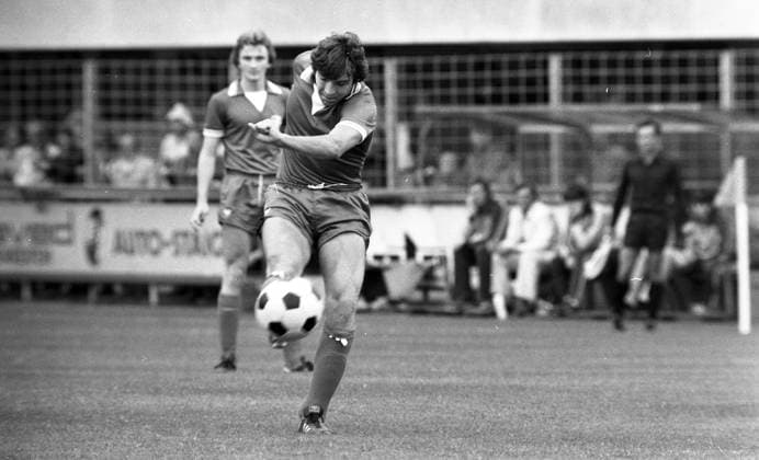 08.07.79 U19 Stuttgarter Kickers - U19 Fortuna Düsseldorf Deutschland, Stuttgart, 08.07.1979, Fussball, A-Junioren, Deutsche Meisterschaft, Viertelfinale, U19 Stuttgarter Kickers - U19 Fortuna Düsseldorf (7:0): Peter Schulz (Stuttgarter Kickers). *** 08 07 79 U19 Stuttgarter Kickers U19 Fortuna Düsseldorf Germany, Stuttgart, 08 07 1979, Soccer, A Juniors, German Championship, Quarterfinals, U19 Stuttgarter Kickers U19 Fortuna Düsseldorf 7 0 Peter Schulz Stuttgarter Kickers