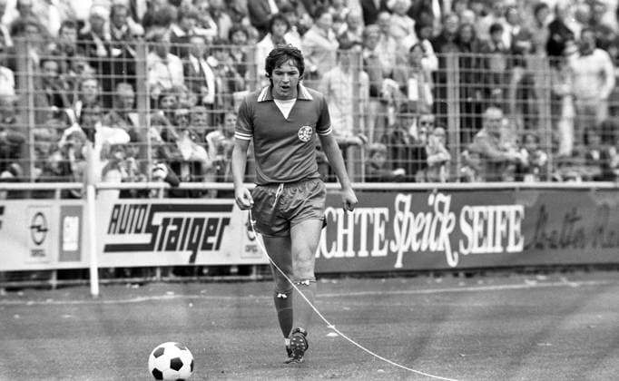 08.07.79 U19 Stuttgarter Kickers - U19 Fortuna Düsseldorf Deutschland, Stuttgart, 08.07.1979, Fussball, A-Junioren, Deutsche Meisterschaft, Viertelfinale, U19 Stuttgarter Kickers - U19 Fortuna Düsseldorf (7:0): Peter Schulz (Stuttgarter Kickers). *** 08 07 79 U19 Stuttgarter Kickers U19 Fortuna Düsseldorf Germany, Stuttgart, 08 07 1979, Soccer, A Juniors, German Championship, Quarterfinals, U19 Stuttgarter Kickers U19 Fortuna Düsseldorf 7 0 Peter Schulz Stuttgarter Kickers