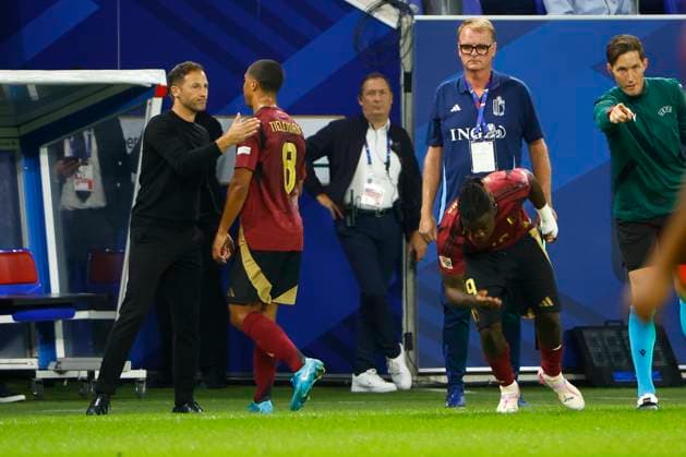 France v Belgium - UEFA Nations League LYON, FRANCE - SEPTEMBER 09 : Tedesco Domenico head coach of Belgium and Tielemans Youri midfielder of Belgium during the UEFA Nations League match in group A2 between France and Belgium on September 9, 2024 in Lyon, France, 09 09 2024 Lyon France  Copyright: xJanxDexMeuleneirx