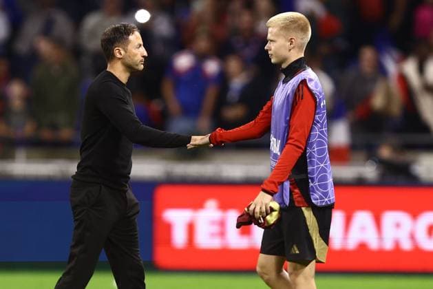 France v Belgium - UEFA Nations League LYON, FRANCE - SEPTEMBER 09 : Tedesco Domenico head coach of Belgium and Vermeeren Arthur midfielder of Belgium during the UEFA Nations League match in group A2 between France and Belgium on September 9, 2024 in Lyon, France, 09 09 2024 Lyon France  Copyright: xTomasxSiskx