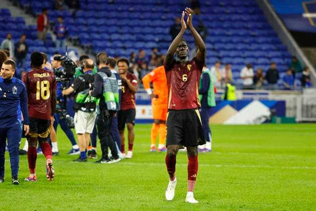 France v Belgium - UEFA Nations League LYON, FRANCE - SEPTEMBER 09 : Onana Amadou midfielder of Belgium greeting the fans despite the defeat during the UEFA Nations League match in group A2 between France and Belgium on September 9, 2024 in Lyon, France, 09 09 2024 Lyon France  Copyright: xJanxDexMeuleneirx