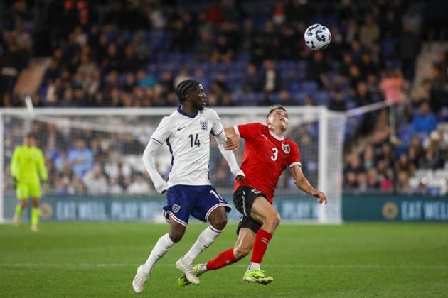 Luton, England, September 9th 2024: Sam Iling-Junior (14 England U21, U 21 and Benjamin Bockle (3 Austria U21) dispute the ball during the friendly game between England U21 and Austria U21 at Kenilworth Road in Luton, England (Alexander Canillas SPP) Copyright: xAlexanderxCanillas SPPx spp-en-AlCa-0V1A8575