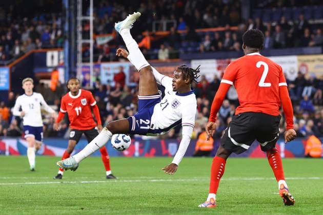 England v Austria U21, U 21 09 September 2024, Luton - International Friendly, Länderspiel, Nationalmannschaft Football - England v Austria U21 - Jamie Gittens of England attempts an overhead kick - Photo: Jacques Feeney Offside. Luton UK Copyright: xJacquesxFeeneyx xOffsidexOffside