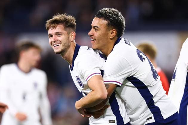 England v Austria U21, U 21 09 September 2024, Luton - International Friendly, Länderspiel, Nationalmannschaft Football - England v Austria U21 - James McAtee of England celebrates their third goal with Morgan Rogers of England - Photo: Jacques Feeney Offside. Luton UK Copyright: xJacquesxFeeneyx xOffsidexOffside