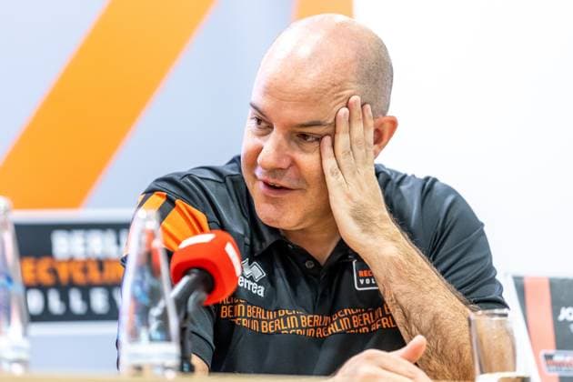 10.09.24, Berlin, Volleyball, Berlin Recycling Volleys: BR Volleys Saisonauftakt-Pressekonferenz. Trainer Joel Banks der Berlin Volleys spricht in der Pressekonferenz. BR Volleys Saisonauftakt-Pressekonferenz