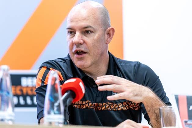 10.09.24, Berlin, Volleyball, Berlin Recycling Volleys: BR Volleys Saisonauftakt-Pressekonferenz. Trainer Joel Banks der Berlin Volleys spricht in der Pressekonferenz. BR Volleys Saisonauftakt-Pressekonferenz