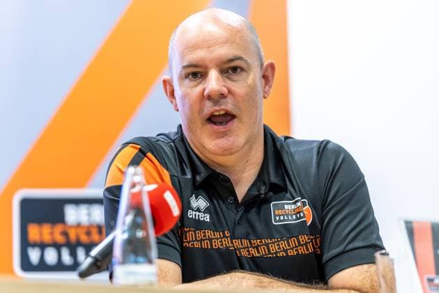 10.09.24, Berlin, Volleyball, Berlin Recycling Volleys: BR Volleys Saisonauftakt-Pressekonferenz. Trainer Joel Banks der Berlin Volleys spricht in der Pressekonferenz. BR Volleys Saisonauftakt-Pressekonferenz