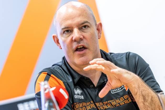 10.09.24, Berlin, Volleyball, Berlin Recycling Volleys: BR Volleys Saisonauftakt-Pressekonferenz. Trainer Joel Banks der Berlin Volleys spricht in der Pressekonferenz. BR Volleys Saisonauftakt-Pressekonferenz